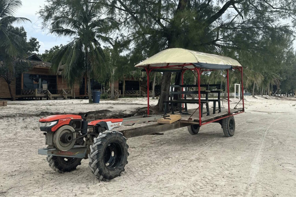 le taxi typique de Koh rong Sanloem: un avant de tracteur relié à une remorque plateau avec des bancs