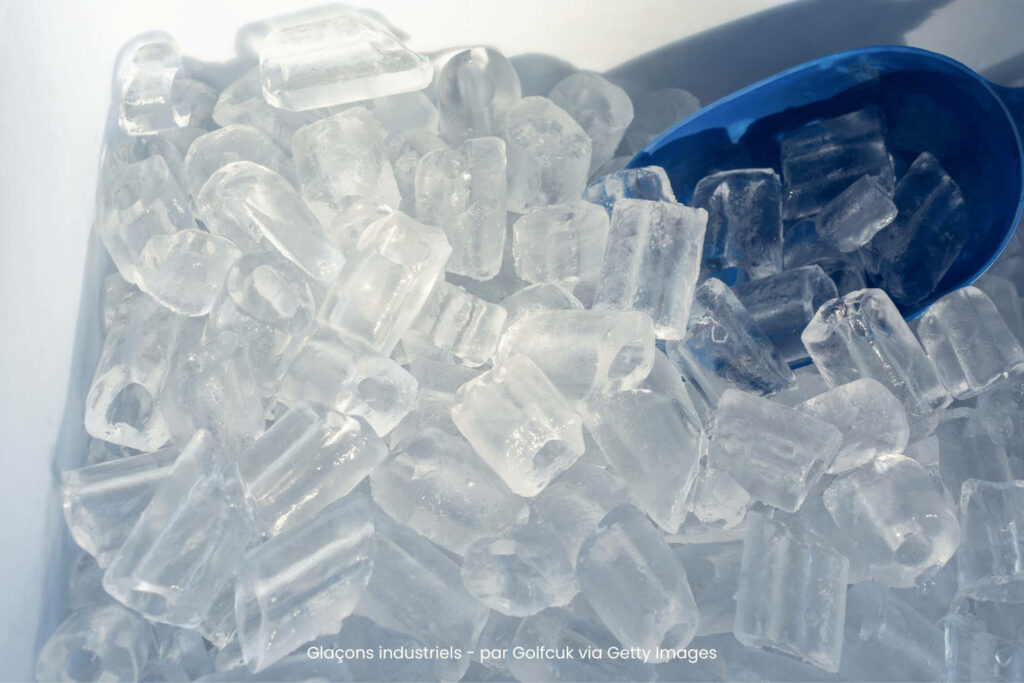 glaçons tubiques avec un trou au milieu, fabriqués industriellement et consommables en Asie du Sud-Est