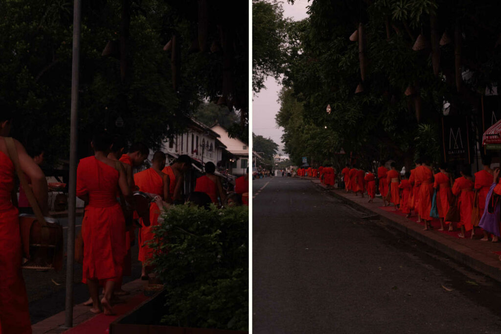 les rues principales de Luang Prabang avec une longue file de moines pour le Tak Bat