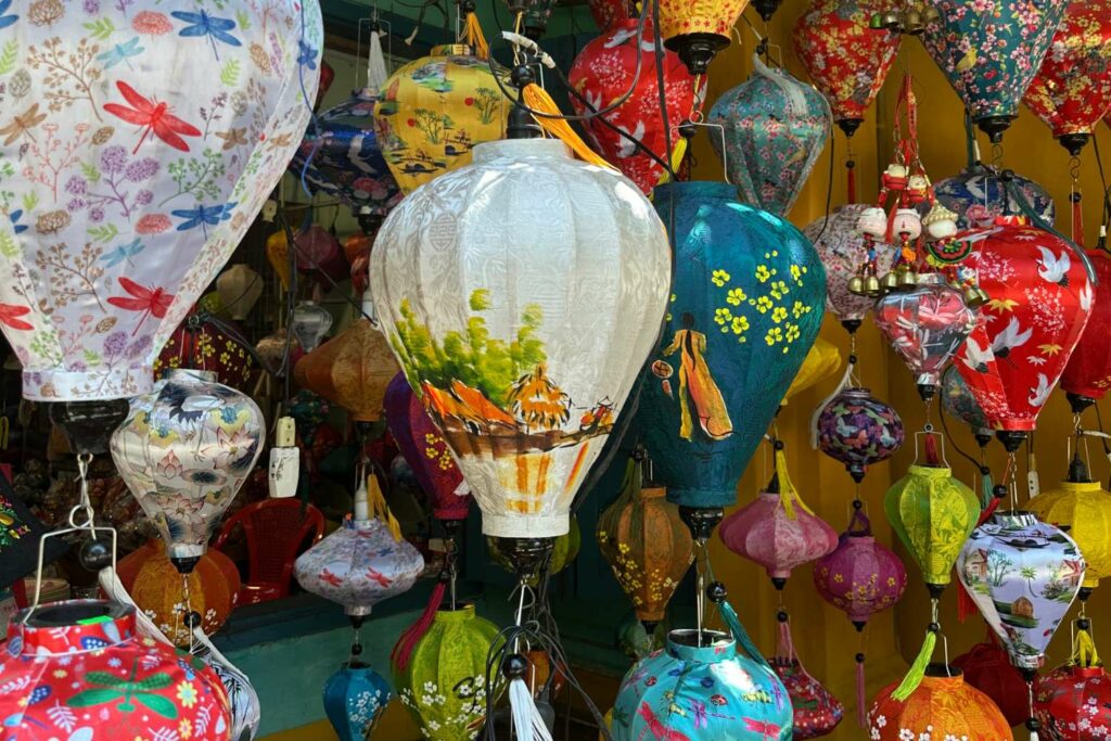 boutique souvenirs de lanternes à Hoi An